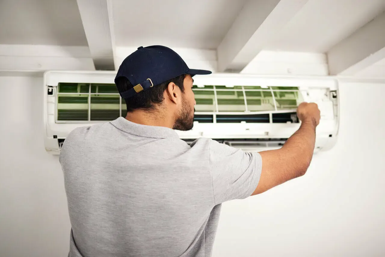 maintenance-service-air-conditioner-technician